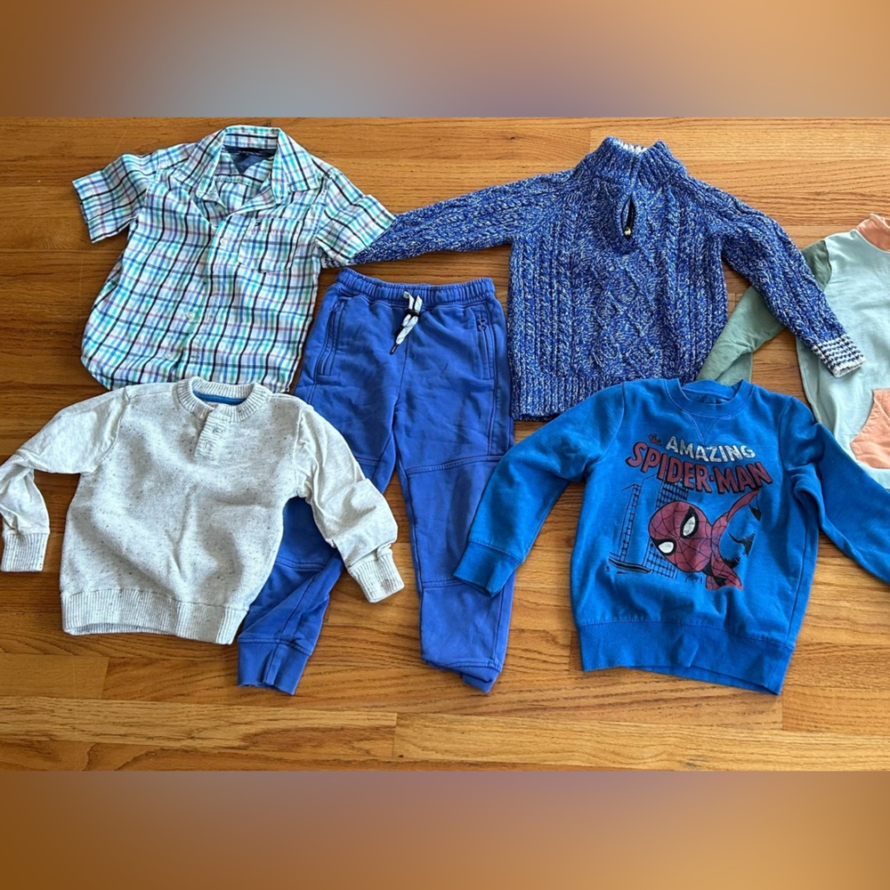Sweater bundle w one dress shirt and sweats, sizes vary.